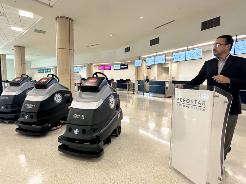Tres robots complementarán la limpieza en el aeropuerto.