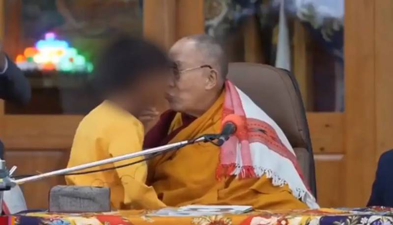 Dalái Lama en el momento que le pide  un  joven que le "chupe la lengua".