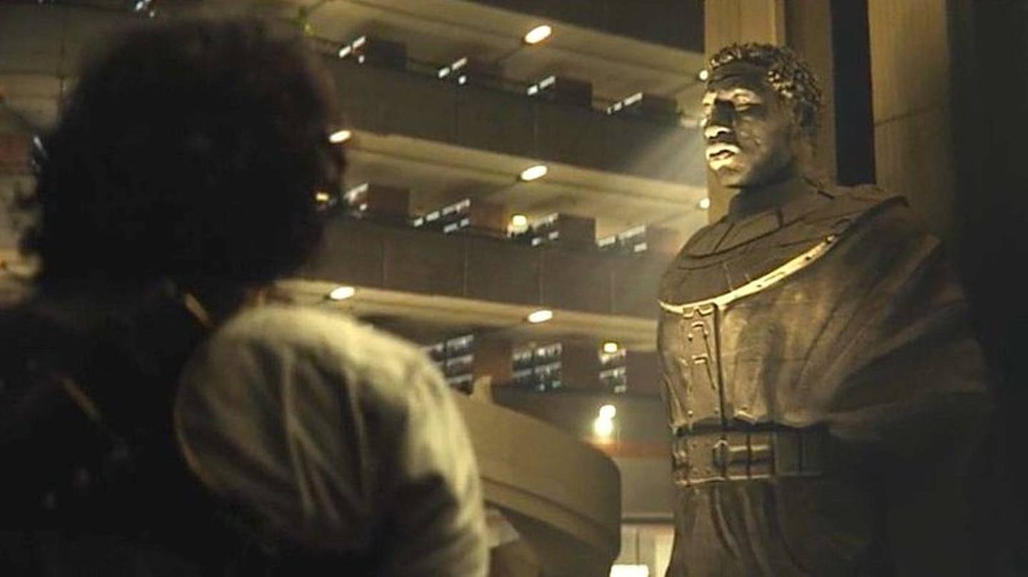 Loki, frente a la estatua de Kang