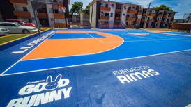 Fundación de Bad Bunny y los Cangrejeros restauran cancha en residencial Llorens Torres