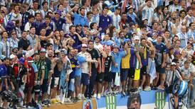 Fanática eufórica de Argentina se quitó la ropa en estadio de Qatar 