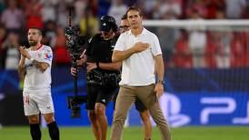 Sevilla pierde de mala manera y sale de su entrenador 