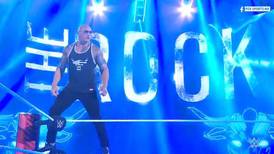 The Rock regresa a la WWE y coquetea con retar a Roman Reigns