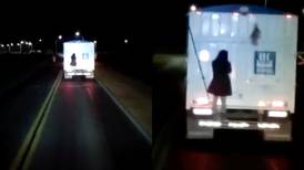 VIDEO: Mujer se monta en parte de atrás de camión pa’ viajar gratis