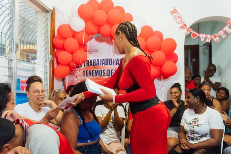 Tokischa sorprende a trabajadoras sexuales en República Dominicana – El  Calce