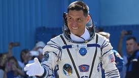 La historia de Frank Rubio, el astronauta de origen latino de la NASA que no puede regresar a la Tierra