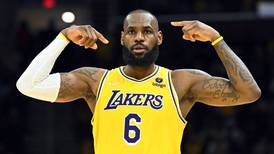 LeBron James acuerda con Lakers una extensión de contrato por dos años más