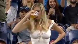 Pasó en pleno US Open: mujer se hace viral por beber cerveza en tiempo récord