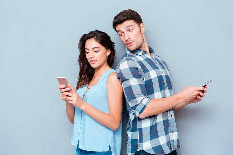 Celos y futuros problemas por monitorear las redes sociales de tu pareja.