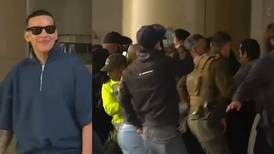 [VIDEO] Locura total por Daddy Yankee: Fans arrasaron con rejas y guardias del hotel para verlo