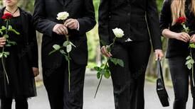 Hombre ‘revivió’ en su propio funeral para agarrar las manos de su padre, según sus familiares