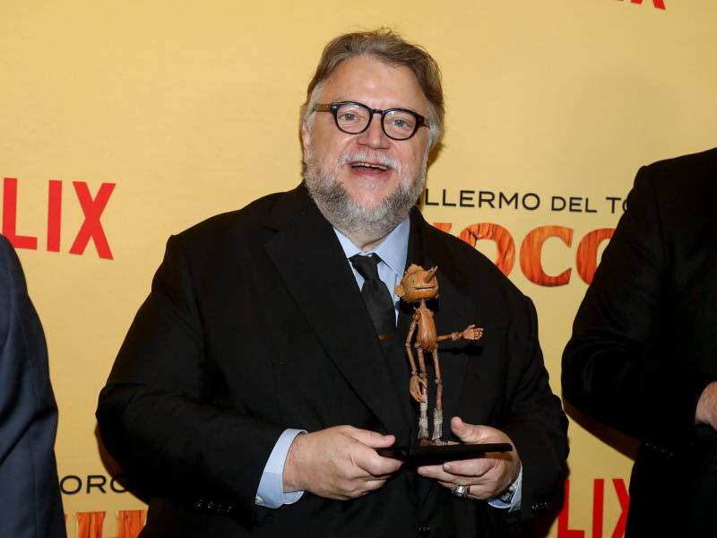 Guillermo del Toro sostiene una figura de Pinocho.