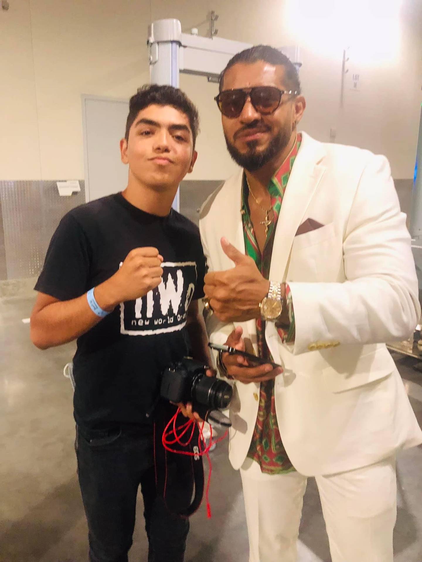 Jorge Cervera posterior a entrevistar a Santos Escobar de la WWE en Inglewood, California.