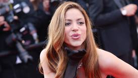 Piqué tiembla: Shakira anuncia música nueva