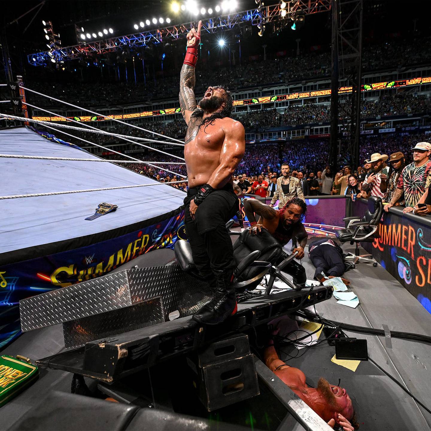 Roman Reigns posterior a derrotar a Brock Lesnar en SummerSlam desde Nissan Stadium en Nashville, Tennessee.