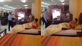 ¿Descarado? Hombre se queda dormido en una cama de exhibición de una mueblería y se hace viral