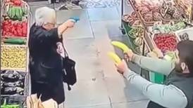 VIDEO: Doña y empleado se enfrentan en duelo amistoso todos los días en frutera