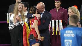 Presidente de Federación Española de fútbol dice beso a jugadora fue consentido