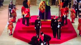 Se desmaya Guardia Real mientras velaba el ataúd de la reina Isabel II