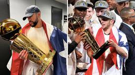 Bad Bunny posa junto al trofeo de la NBA como lo hizo JJ Barea