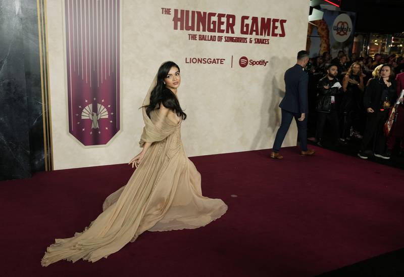 Rachel Zegler, del elenco de "The Hunger Games: The Ballad of Songbirds & Snakes", camina por la alfombra roja de la película en Los Ángeles el lunes 13 de noviembre de 2023, en el Teatro Chino TCL. (Foto AP/Chris Pizzello)