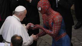 VIDEO: Así fue el jangueo de Spiderman con el Papa Francisco