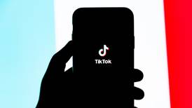 Mujer demanda a TikTok por la muerte de su hija en reto de la red social 