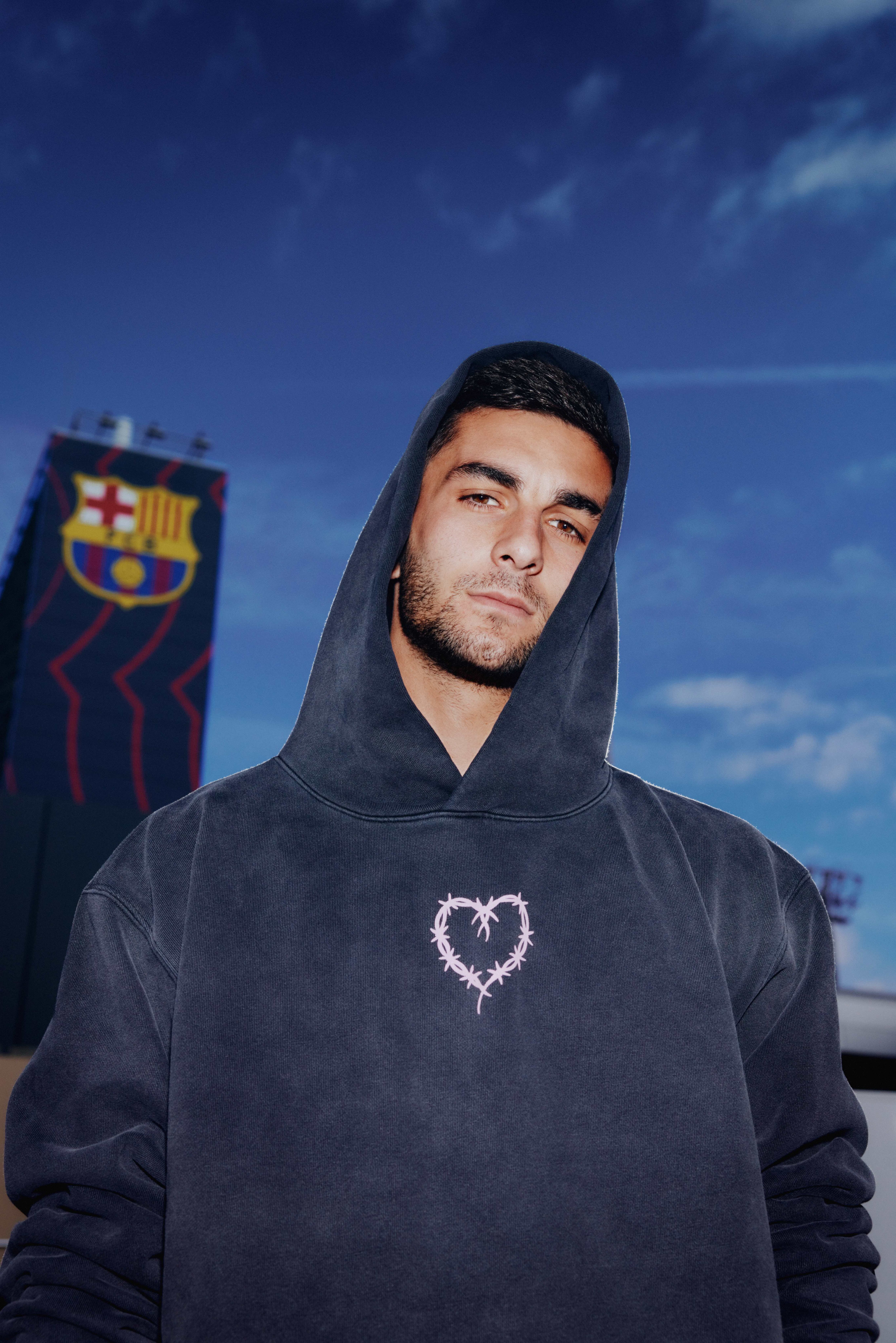Playera de Barcelona edición especial con logo de Karol G