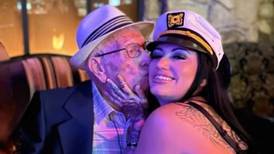 Mujer se guilla al llevar a su padre a “strip club” pa’ sus 100 años