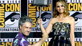 Imagen promocional de Thor: Love and Thunder revela por accidente uno de los poderes de Natalie Portman