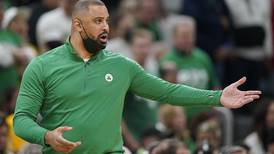 Fuentes AP: Celtics consideran suspender al coach Udoka