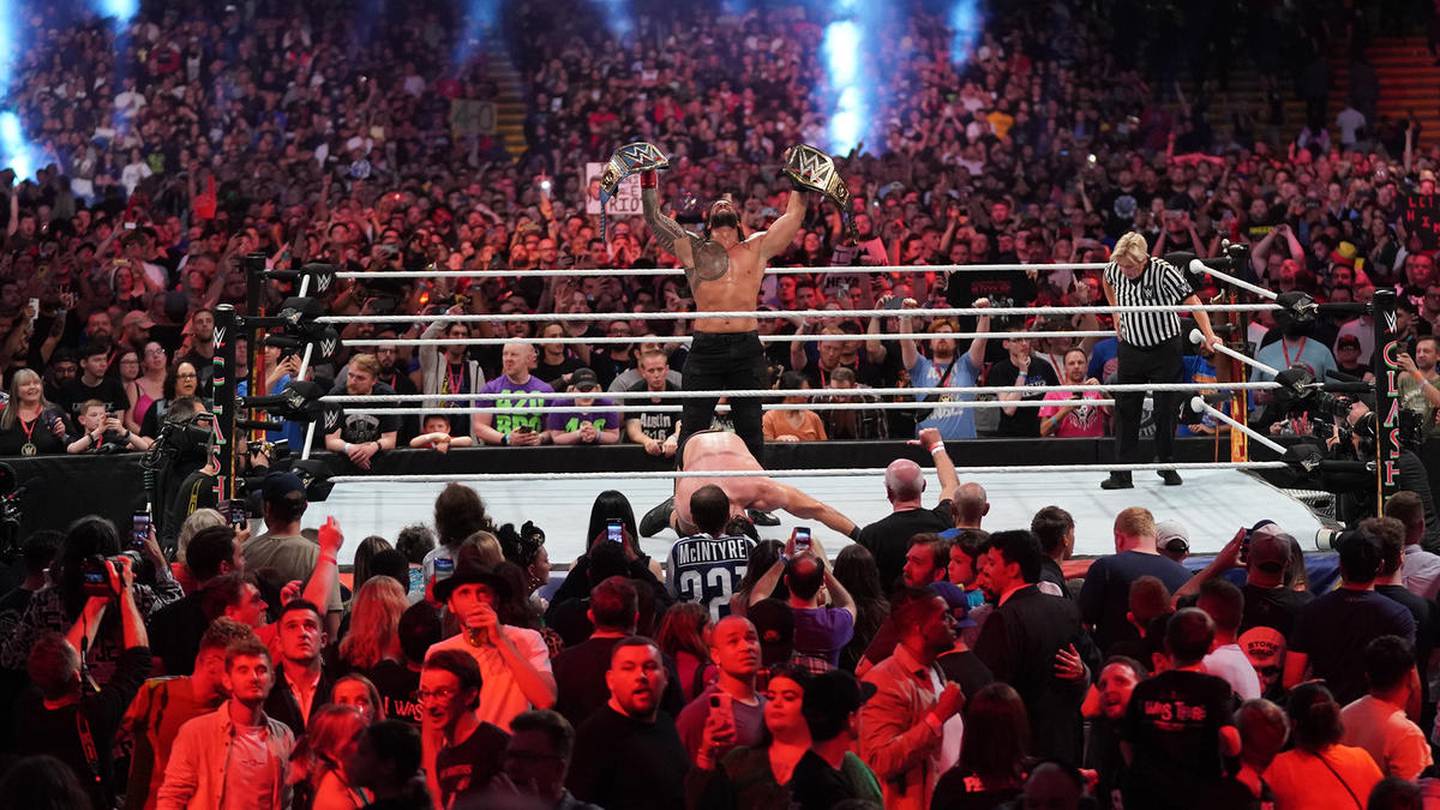 Roman Reigns posterior a derrotar a Drew McIntyre en el Principality Stadium en el evento Clash at the Castle.
