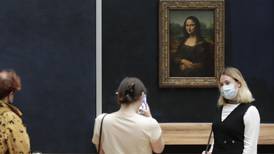 Le tiran bizcocho a la Mona Lisa