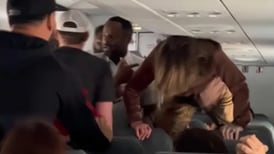 Viral: Bajan pasajera de Frontier Airlines tras alegada posesión demoníaca 