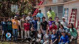 Estudiantes de Robinson School ayudan a rehabilitar residencia afectada por María en el 2017 
