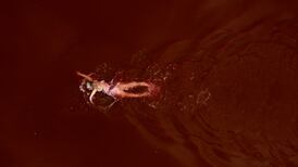VIDEO: Campeona olímpica nada en un lago de sangre frente a la embajada rusa