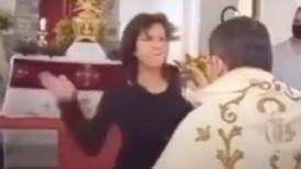 VIDEO: Mujer agredió a cura en plena catedral durante eucaristía de Jueves Santo