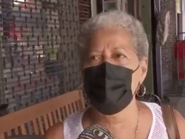 VIDEO: Mujer se queja que ni puede “hacerle regalo al chillo” porque todo está caro