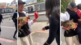 El regalo perfecto no existe: Novio obsequió gallina a su novia y su reacción se volvió viral