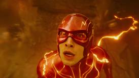¡Raro! Mira lo que hizo Ezra Miller en el estreno de The Flash