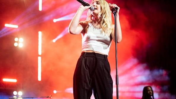 NASHVILLE, TENNESSEE - 11 DE JUNIO: Ingrid Andress actúa durante el CMA Fest 2022 en el Anfiteatro Ascend el 11 de junio de 2022 en Nashville, Tennessee. (Foto de Erika Goldring/Getty Images)