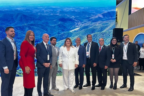 Gobernadora defiende presencia de legisladores, alcaldes y jefes de agencia en FITUR