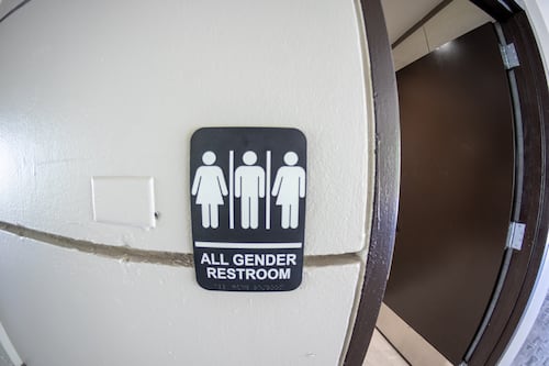 Senado Académico rechaza eliminación de baños inclusivos en la UPR