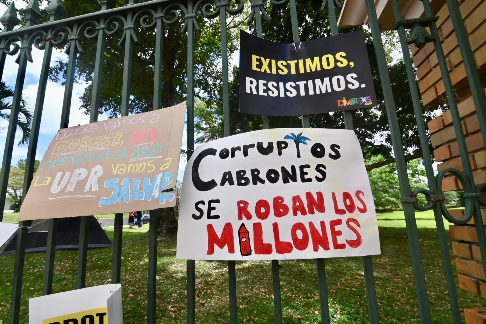 “Zayira marioneta”: Estudiantes de la IUPI se ponen creativos con sus carteles en el paro