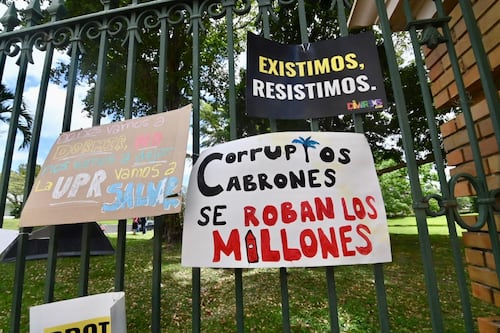 “Zayira marioneta”: Estudiantes de la IUPI se ponen creativos con sus carteles en el paro