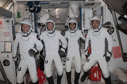 Cuatro astronautas de cuatro países regresan a la Tierra tras seis meses en órbita