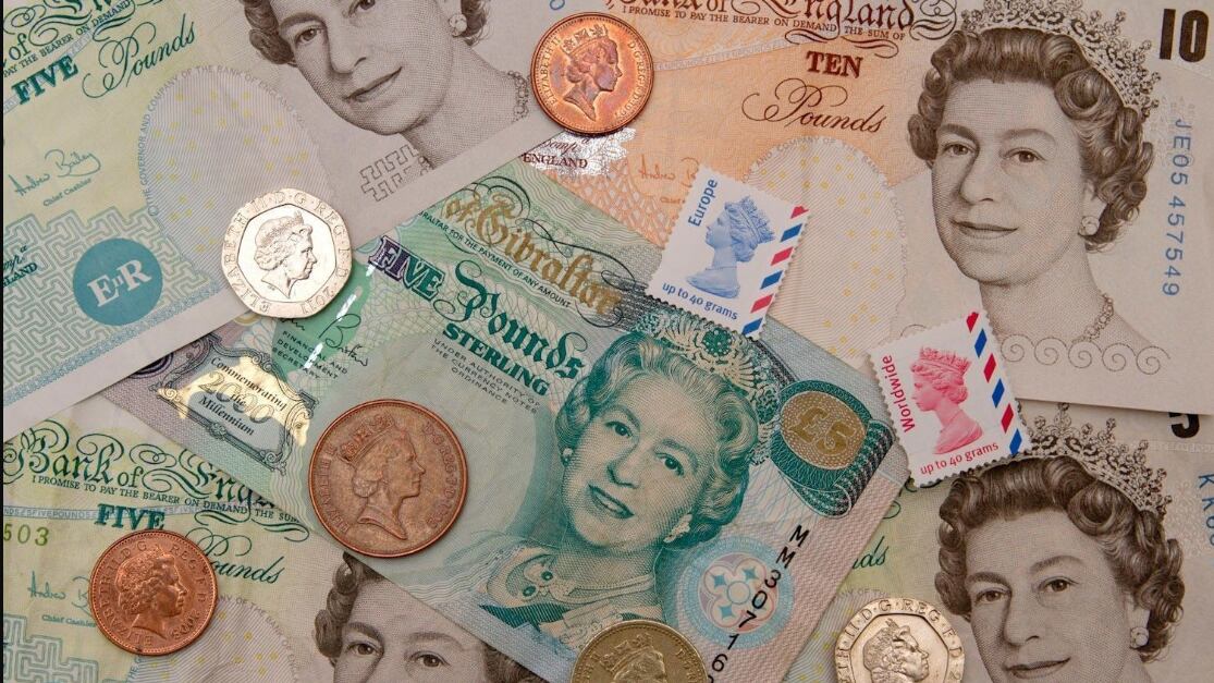 Billetes con el rostro de la Reina Isabel