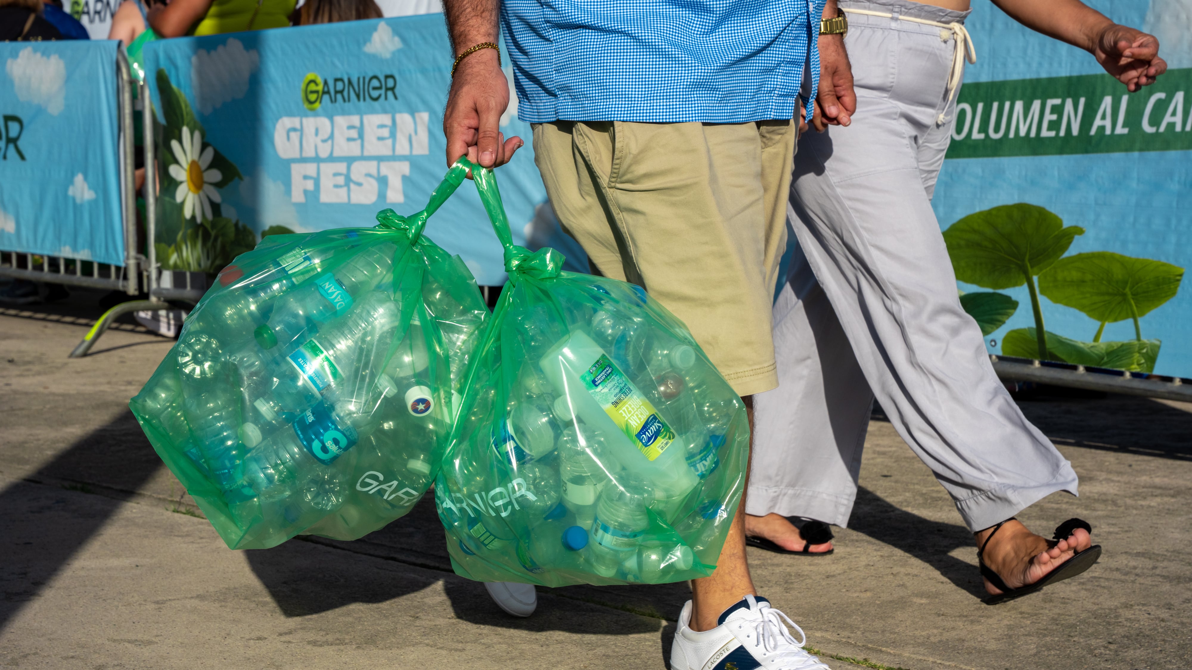 Los Green Bags a tope de plástico tipo 1 y tipo 2, como requisito de entrada al evento
