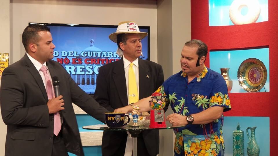 El representante Georgie Navarro con el sombrero de El Guitarreño.