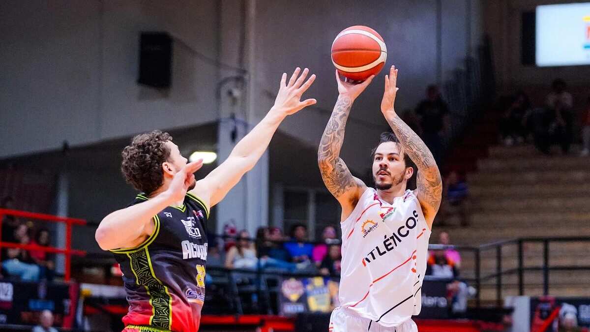 Atléticos derrotan a los Santeros.